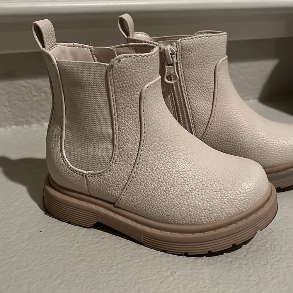 Cat & Jack cream leather Chukka Boots. Size 7